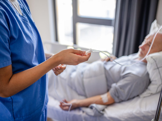 Leží v nemocnici, i když by nemuseli